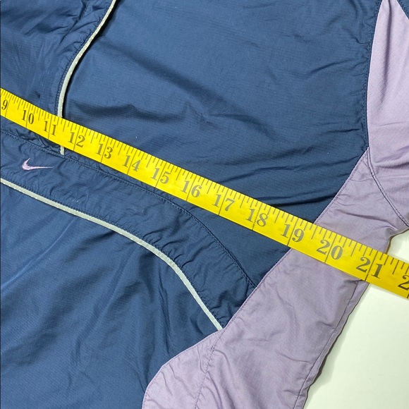 Women’s Nike Windbreaker - Picture 6 of 11